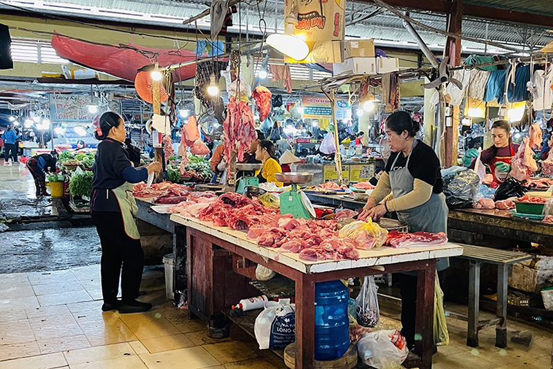 Sức mua thịt lợn tại các chợ dân sinh trên địa bàn Hà Tĩnh đang giảm khá mạnh.