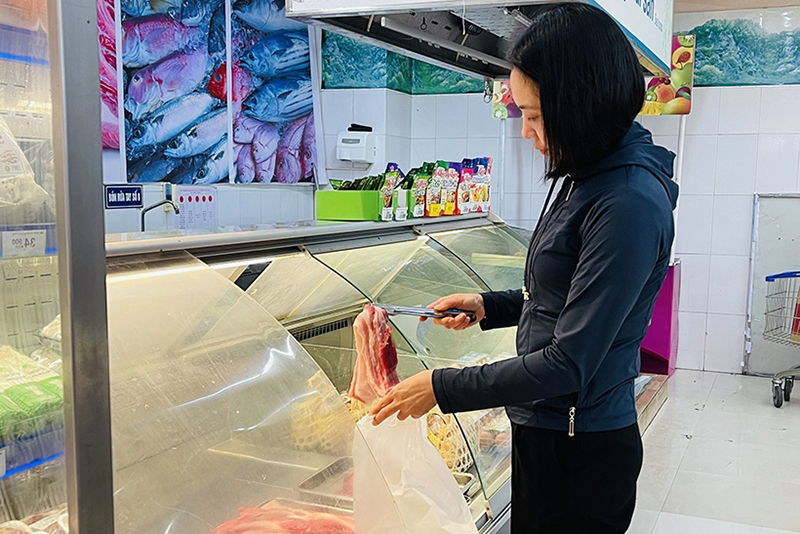 Thịt lợn tại các siêu thị được người dân ưu tiên lựa chọn.