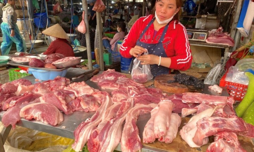 Thịt heo ở nhiều chợ ế ẩm. Lượng bán giảm 50-60% so với trước đây.